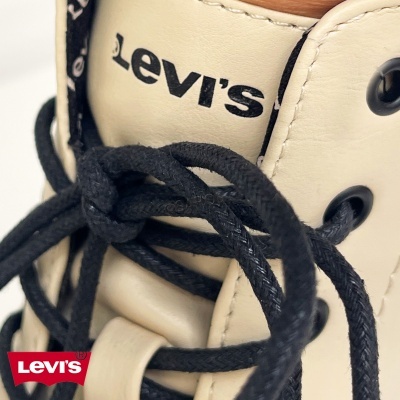 Calçado bege claro com atacadores pretos e logo Levi's na língua