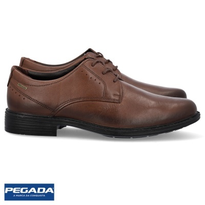 Sapatos sociais castanhos com sola preta e etiqueta waterproof