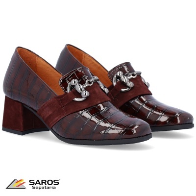 Sapatos castanhos de salto médio com detalhe metálico