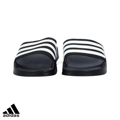 Chinelos Adidas pretos com riscas brancas em fundo branco