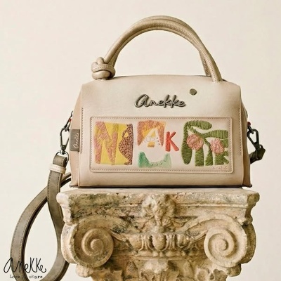 Mala de mão beige com aplicação colorida e alça ajustável