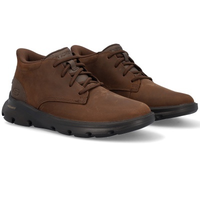 Sapatos castanhos em pele com sola preta e atacadores