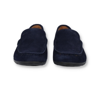 Par de mocassins azuis em camurça com sola preta