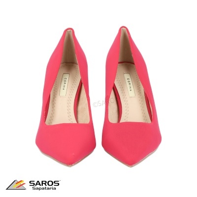 Sapatos de salto alto rosa vistos de frente com etiqueta MODANA e logo SAROS Sapataria