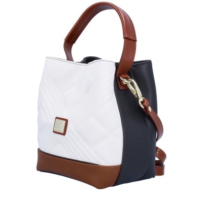 Mala de mão feminina com corpo branco matelassê e detalhes em castanho e preto
