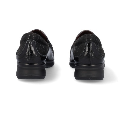 Par de sapatos femininos pretos vistos de trás com sola preta
