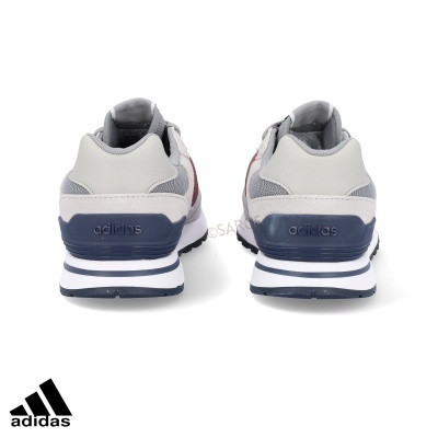 Ténis Adidas cinza, branco e azul vistos de trás