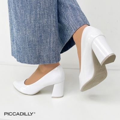 Sapatos de salto alto brancos de verniz
