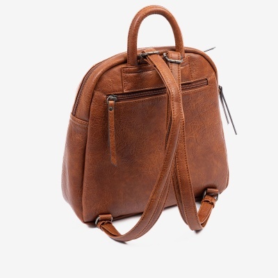Mochila castanha em couro sintético com alças e bolso traseiro com fecho