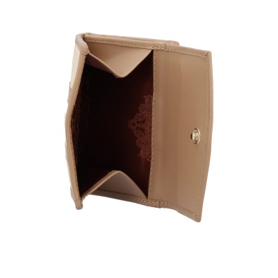 Carteira pequena bege com botão e interior castanho com padrão