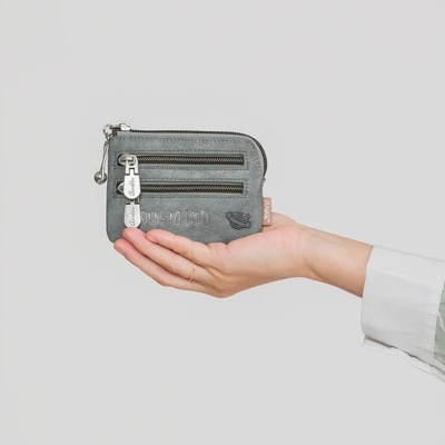 Carteira pequena cinzenta com fechos de correr e texto
