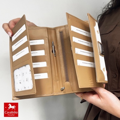 Carteira bege em pele com múltiplos compartimentos e etiquetas HANDMADE IN PORTUGAL