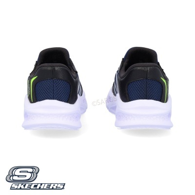 Tênis Skechers azul, preto e verde visto de trás sobre fundo branco