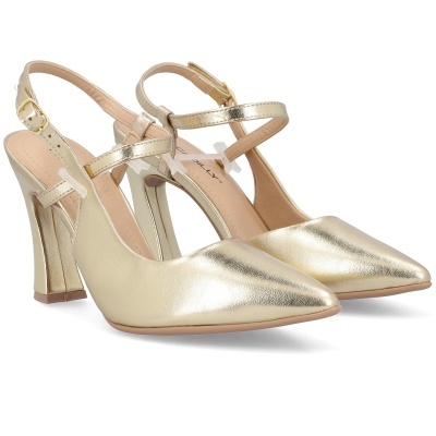 Sapatos de salto alto dourados com tiras e biqueira pontiaguda