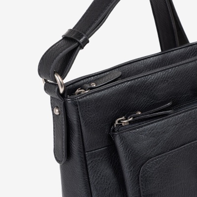 Mala preta de pele com alça ajustável e bolso frontal