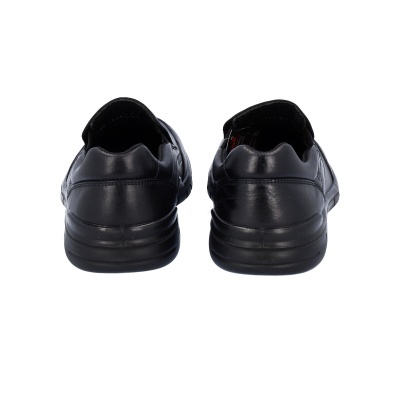 Par de sapatos pretos em couro vistos de trás