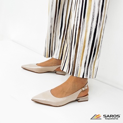 Sapatos beges de salto baixo com calças de riscas verticais