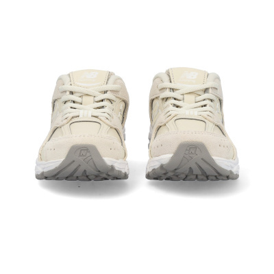 Sapatilhas New Balance bege com sola cinza vistas de frente