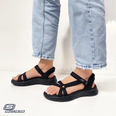 Sandálias pretas Skechers com tiras e sola grossa em fundo branco