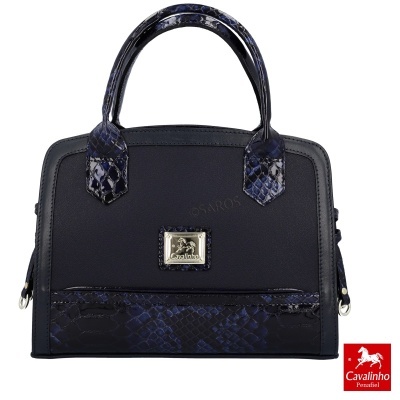 Mala preta com padrão azul escuro imitando pele de cobra e detalhes metálicos