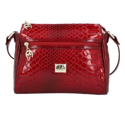 Mala de ombro vermelha com padrão de pele de cobra e fecho frontal dourado