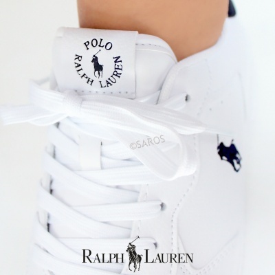 Ténis branco Polo Ralph Lauren com logótipo azul e atacadores brancos