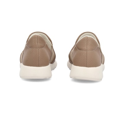 Par de sapatos taupe em pele texturada com sola branca, vista traseira
