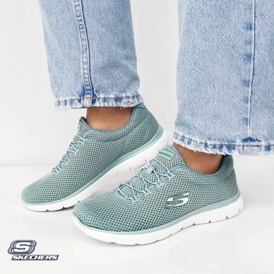 Ténis Skechers malha verde-água com sola branca e logo lateral