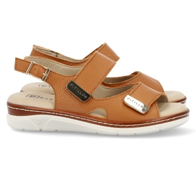 Sandálias castanhas de pele com velcro e solado branco.