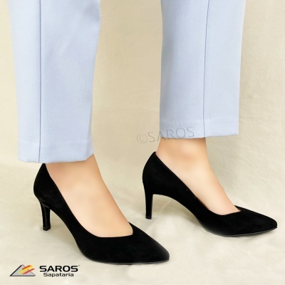 Sapatos de salto alto pretos em camurça com calças brancas