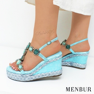 Sandálias de cunha azuis com pedras decorativas e plataforma trançada