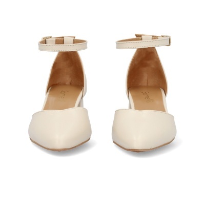 Par de sapatos creme com tira no tornozelo