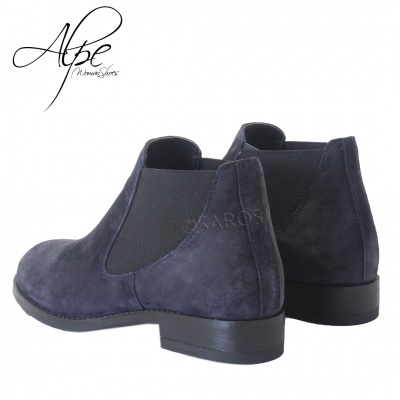 Botins Chelsea em camurça azul escuro com elásticos laterais pretos