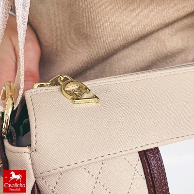 Bolsa bege clara com detalhes castanhos e adereço dourado Cavalinho Penafiel
