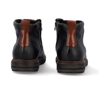 Botas pretas de cano curto com pormenores castanhos vista traseira
