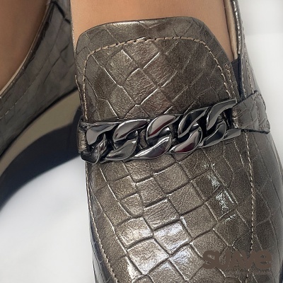 Sapato mocassim castanho couro sintético com textura pele de crocodilo e corrente metálica