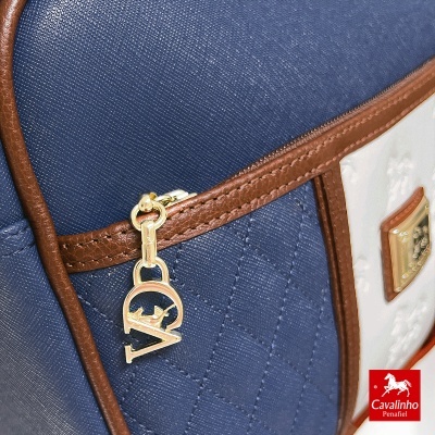 Mala azul com detalhes castanhos e fecho dourado com pendente VC