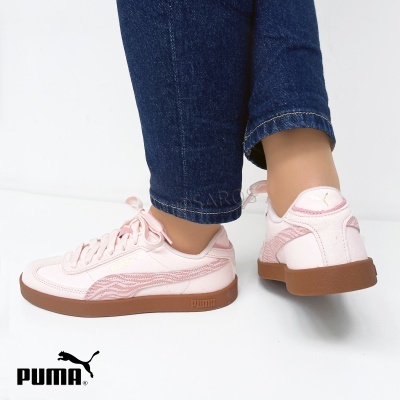Ténis rosa claro com estampado riscas rosa e sola castanha da Puma