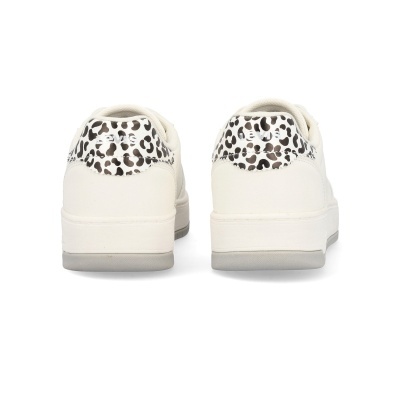 Sapatilhas brancas com padrão animal no calcanhar vistas de trás