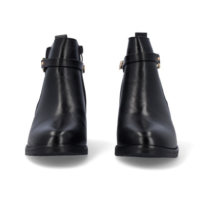 Botas pretas de couro com tira decorativa e fivela dourada