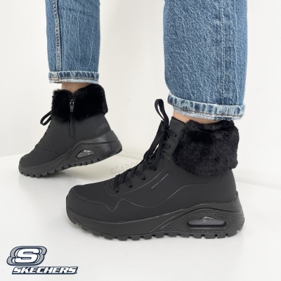 Botas pretas Skechers com sola preta e pelúcia na gola