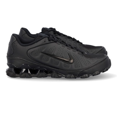 Ténis desportivos pretos Nike com sola robusta e detalhes perfurados