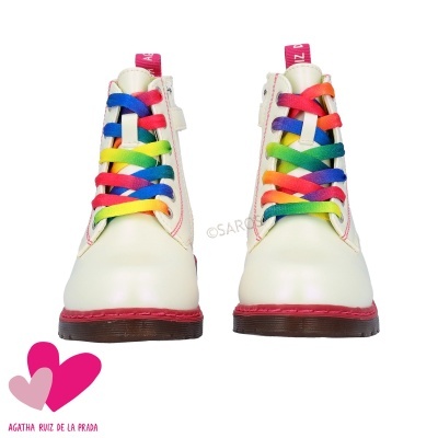 Botas brancas com atacadores coloridos de arco-íris, etiqueta rosa e sola castanha