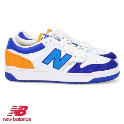 Ténis New Balance branco com azul e laranja, logo N azul na lateral