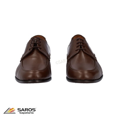 sapatos clássicos de pele castanha com atacadores em fundo branco