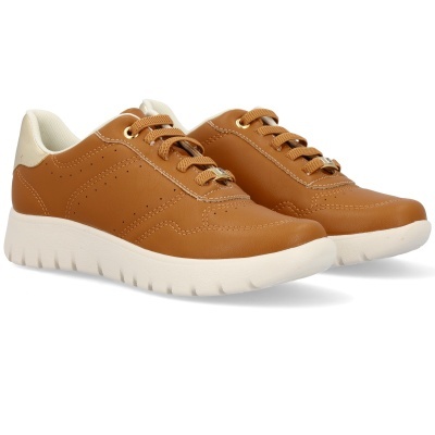 Ténis castanhos com sola branca e atacadores castanhos