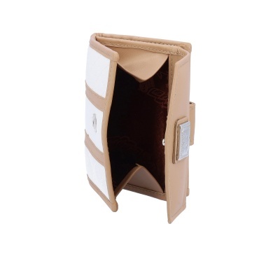 Carteira pequena branca e bege com interior castanho e fecho metálico