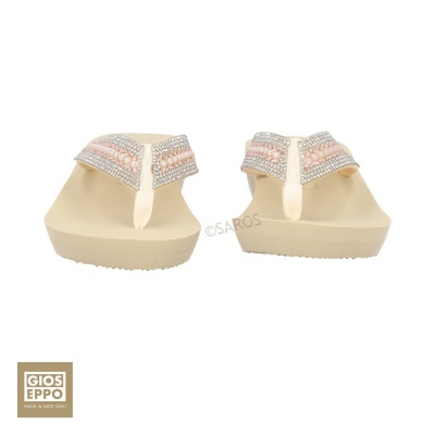 Chinelos bege com tiras decoradas com pérolas e contas coloridas