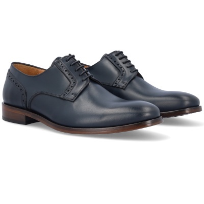 Sapatos sociais de pele azul escura com sola castanha.