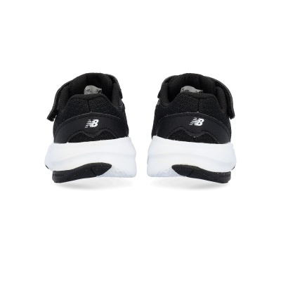 Ténis pretos da marca New Balance com sola branca e detalhes na sola